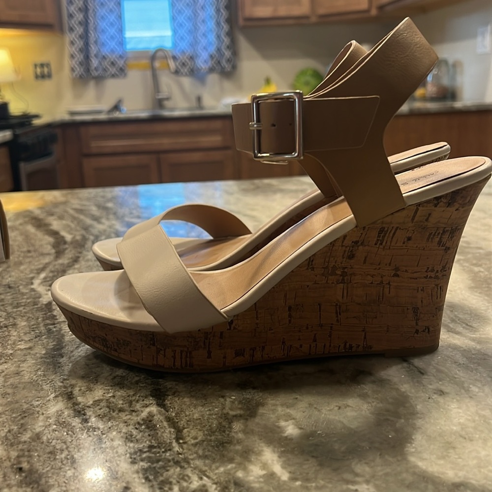 Call it Spring Wedges - Picture 2 of 6